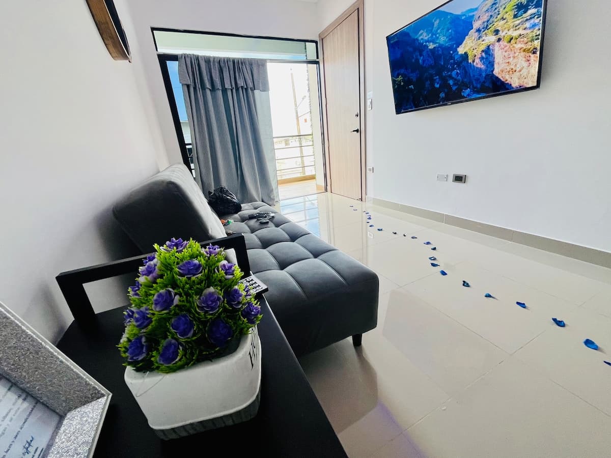 Suite con Balcón ~ Jacuzzi Privado + Parqueo