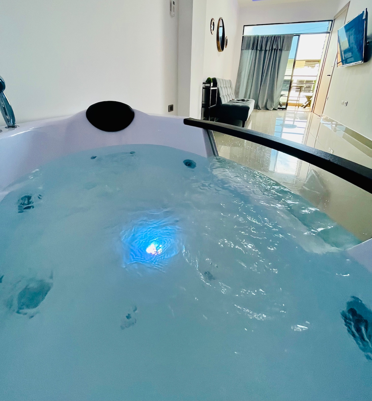 Suite con Balcón ~ Jacuzzi Privado + Parqueo — foto 11