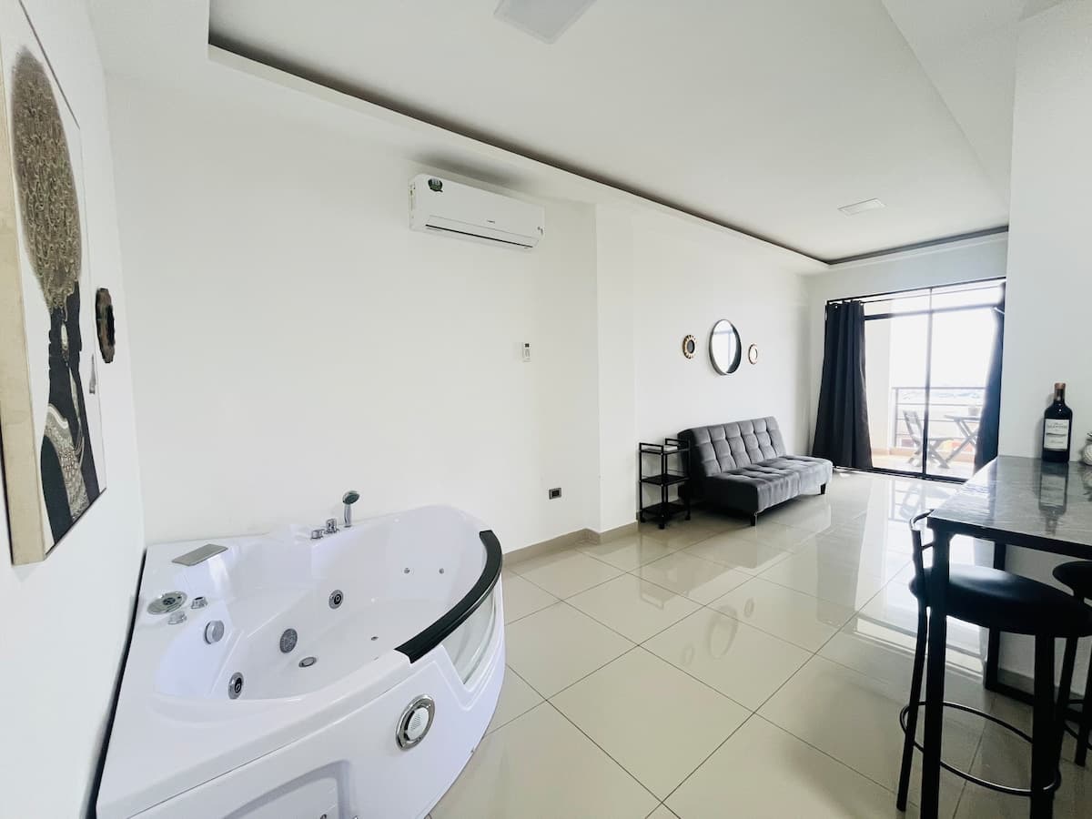 Suite con Balcón ~ Jacuzzi Privado + Parqueo — foto 12