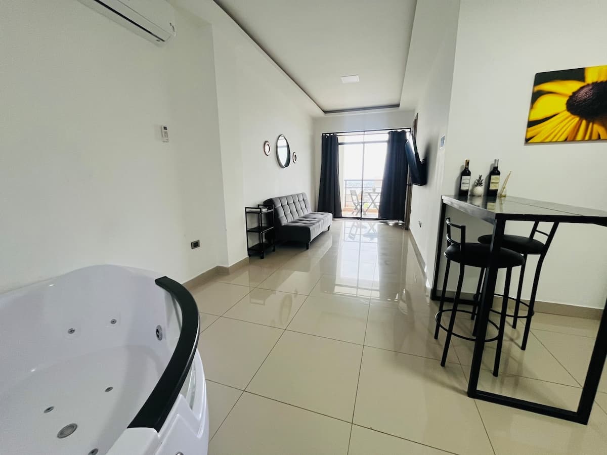 Suite con Balcón ~ Jacuzzi Privado + Parqueo — foto 13