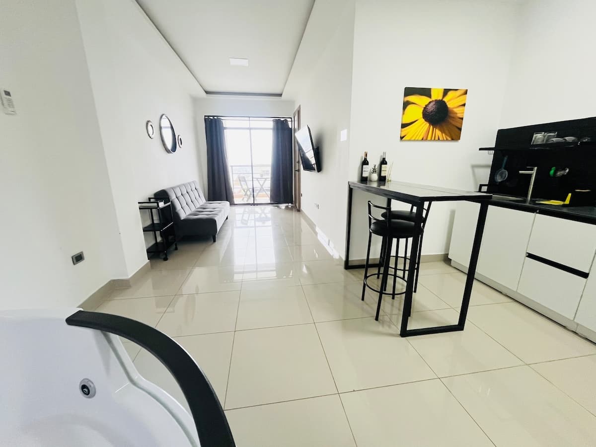 Suite con Balcón ~ Jacuzzi Privado + Parqueo — foto 16