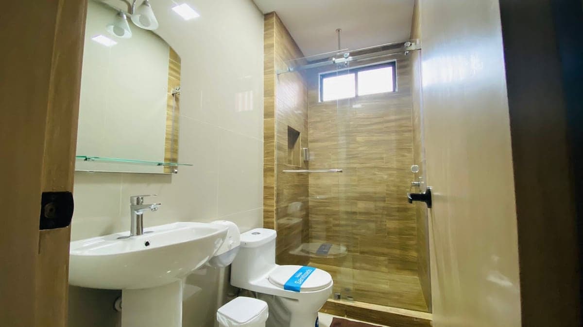Suite con Balcón ~ Jacuzzi Privado + Parqueo — foto 9