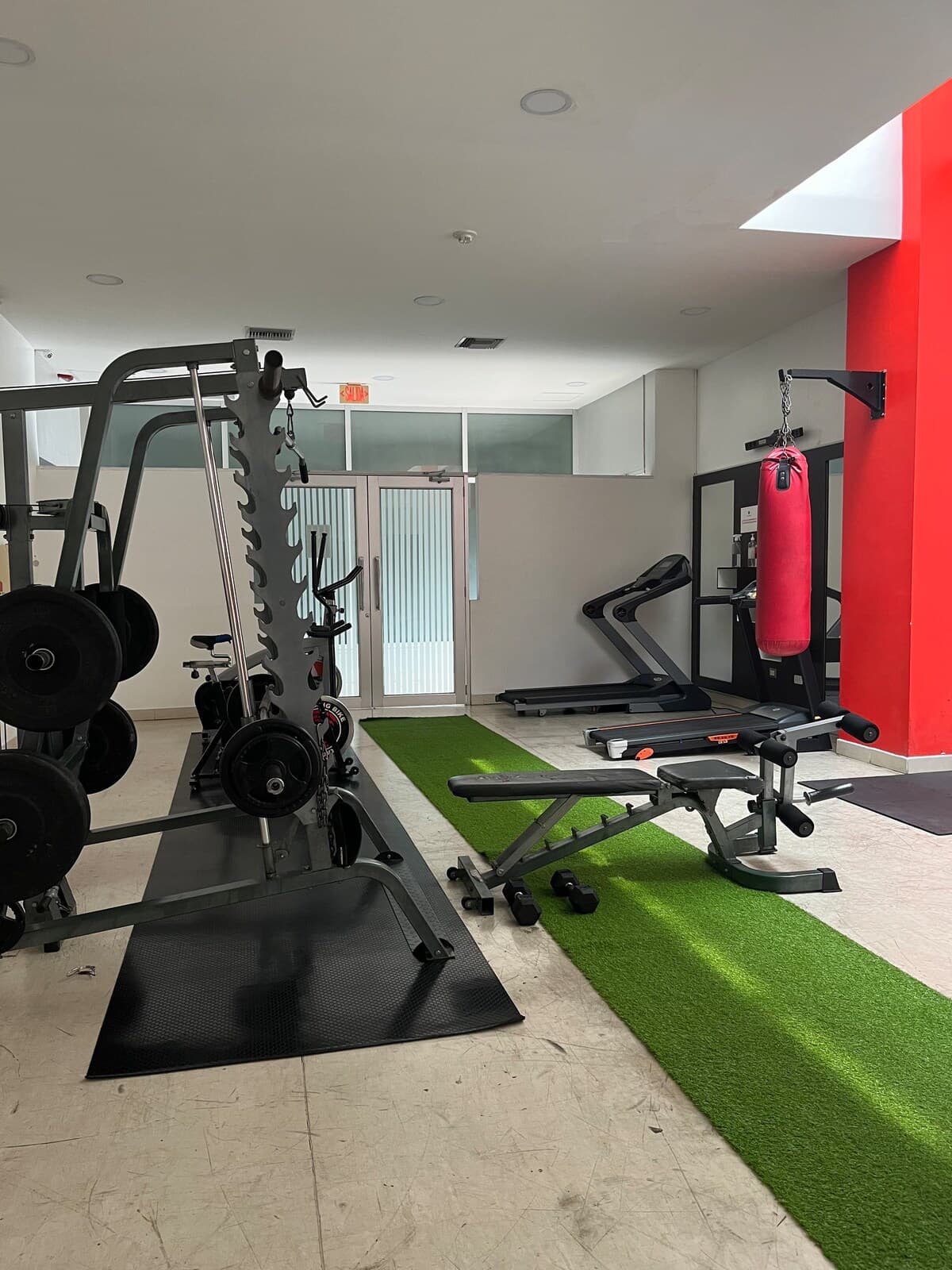 Suite en centro comercial de la ciudad • Gimnasio y alberca • Estacionamiento — foto 13